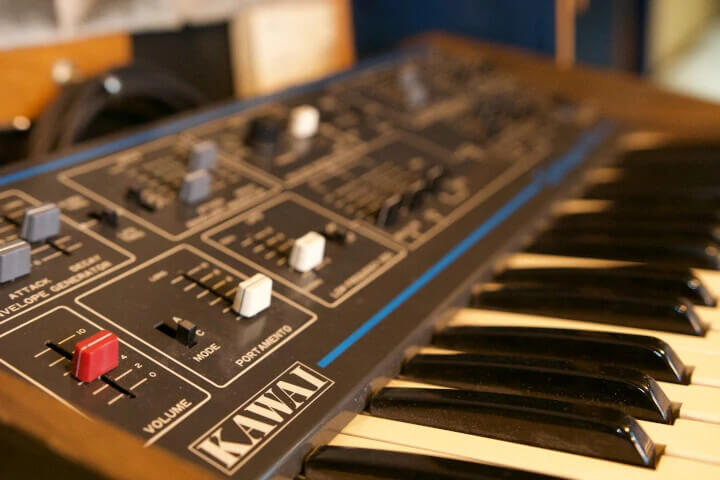 détail du synthétiseur Kawai 100F
